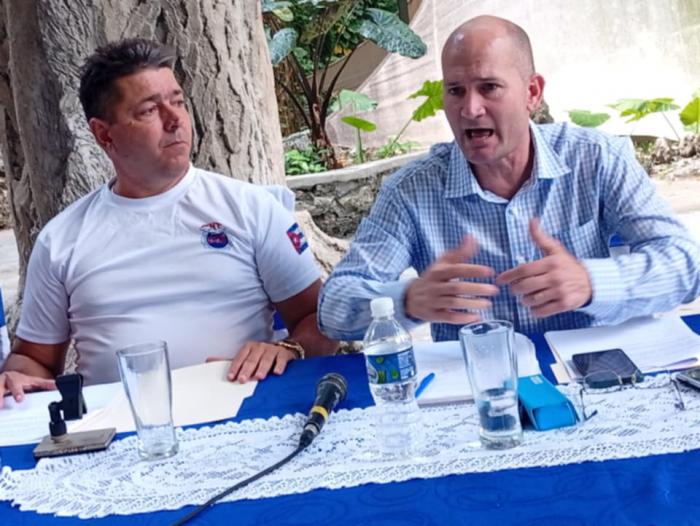 Leobanys Ávila Góngora (en la derecha de la imagen)