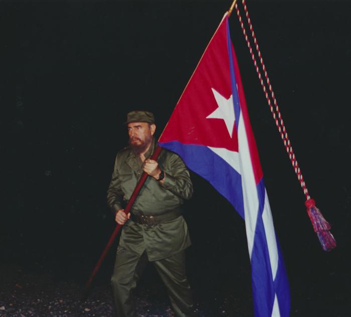 Fidel el 11 de abril de 1995 en Playita de Cajobabo, lugar por donde desembarcaron José Martí y Máximo Gómez.