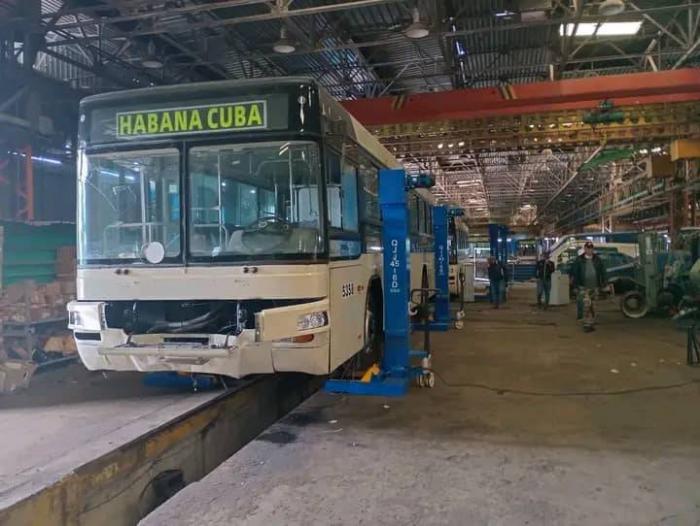 Reparación de 100 ómnibus destinados a La Habana