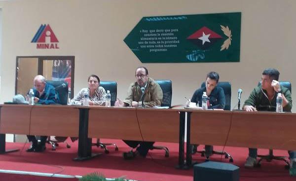 Reunión sobre proyecto para recogida desechos sólidos en La Habana