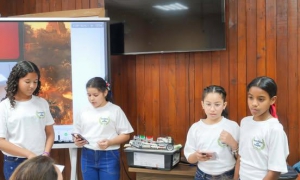 Niñas en una actividad de Ciencia.