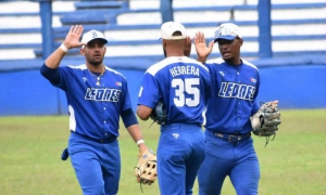 Tres jugadores de Industriales.