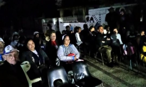 Ni el frío reinante, ni la falta de electricidad impidieron la realización del barrio debate.