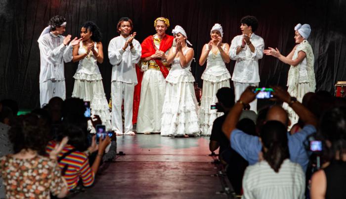 Fernando Echavarría en obra teatro graduación actores y entrega de su Premio