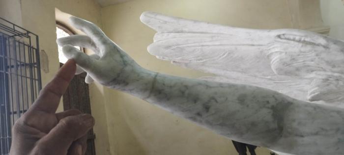 Los dedos se hicieron desde cero para sustituir los impostores, de cemento, y el mentón se restauró con resina para mármol.