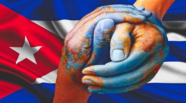 Bandera cubana y manos unidas que representan solidaridad