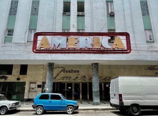 Fachada del Teatro América.
