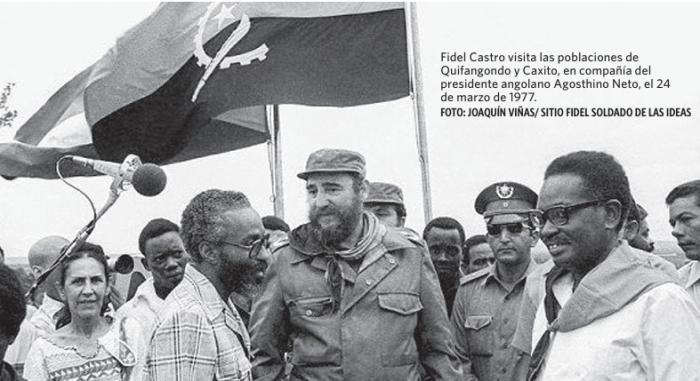 Fidel Castro visita las poblaciones de Quifangondo y Caxito, en compañía del presidente angolano Agosthino Neto, el 24 de marzo de 1977.