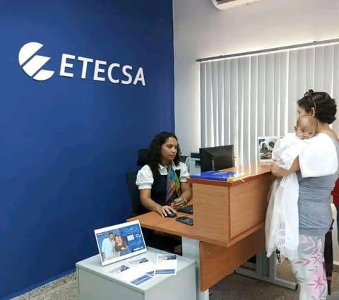 Trabajadora de Etecsa brinda servicio a una cliente