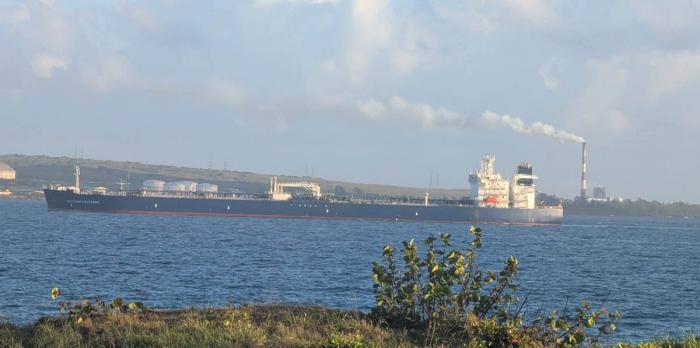 Buque petrolero ruso Anatoli Kolodkin atraca en puerto de Matanzas