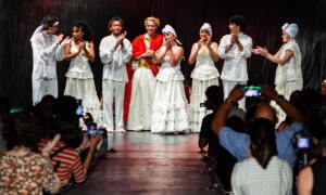 Fernando Echavarría en obra teatro graduación actores y entrega de su Premio