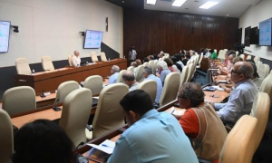 Díaz-Canel en reunión con expertos y científicos en salud