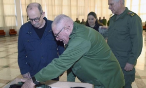 Recibe Silvio un fusil AKM en el Minfar. Díaz-Canel está a la derecha.