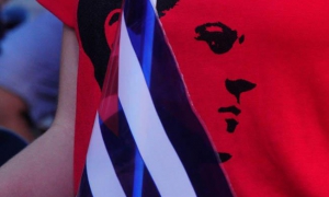 Julio Antonio Mella junto a bandera cubana