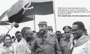 Fidel Castro visita las poblaciones de Quifangondo y Caxito, en compañía del presidente angolano Agosthino Neto, el 24 de marzo de 1977.