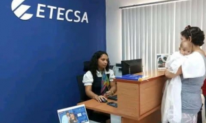Trabajadora de Etecsa brinda servicio a una cliente
