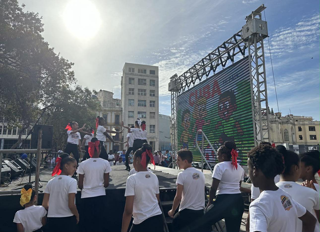 El momento cultural estuvo a cargo de la compañía “Habana Sueños”.