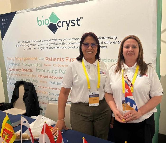 Doctoras Yaxsunaris Pérez Fumero (derecha), del Instituto de Hematología e Inmunología Dr. José Manuel Ballester Santovenia; y Odalys Orraca Castillo, de la Clínica Central Cira García.