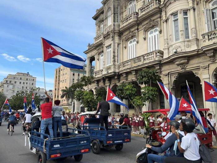 Estudiantes de diversos centros de enseñanza de La Habana Vieja recibieron a los participantes de la Parada Juvenil Antiimperialista “Aquí con Fidel” en el Parque 13 de Marzo. 