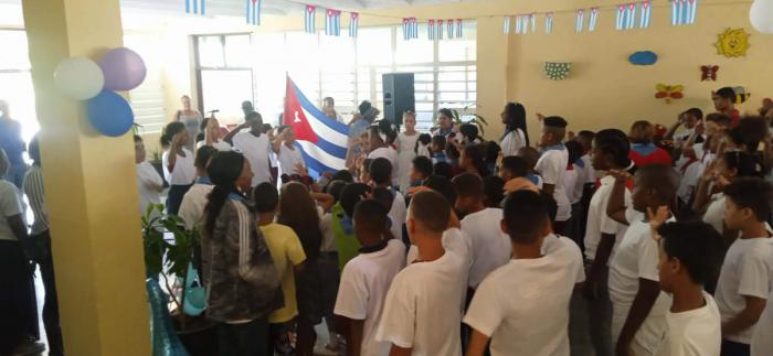 Emociona ver cómo los niños reciben la Bandera Cubana y entonan las notas del Himno Nacional. Foto: Oscar Alvarez Delgado Emociona ver cómo los niños reciben la Bandera Cubana y entonan las notas del Himno Nacional. Foto: Oscar Alvarez Delgado