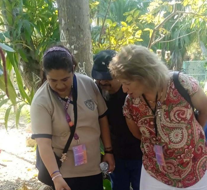 Con la presencia de estas dos mujeres, México y Argentina, dos naciones hermanas de Cuba, recorren un pedacito del Cotorro.