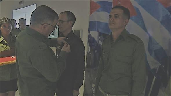 El miembro del Buro Político y Ministro del Interior, General de Cuerpo de Ejército Lázaro Alberto Álvarez Casas, presidió el acto de condecoración. 