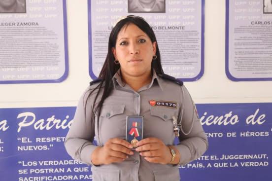 La teniente Mairelis González Ramírez, a  propuesta del Buró Nacional de la UJC, por Decreto Presidencial, recibió la medalla Abel Santamaria Cuadrado.