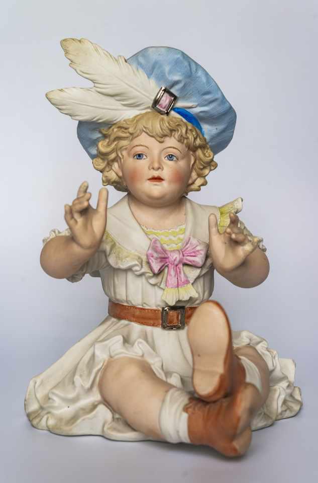 Bebé de piano Francia Siglo XX Porcelana, biscuit coloreado.