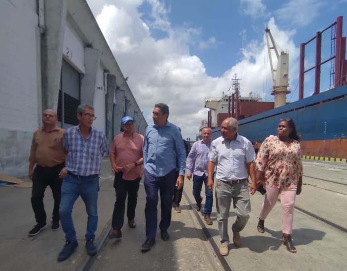 Evalúa Ministro del Transporte servicios a la población