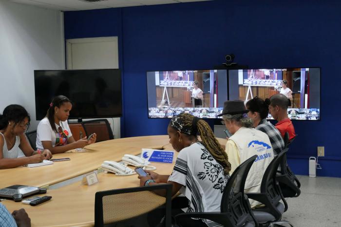 Desde el salón de videoconferencias de la sede central de Etecsa en La Habana los periodistas de la capital participaron en el taller. 