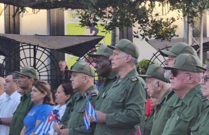 Con la presencia de Miguel Díaz-Canel Bermúdez, Primer Secretario del Comité Central del Partido Comunista de Cuba y Presidente del Consejo de Defensa Nacional (CDN), tiene lugar en La Habana el acto por el aniversario 65 de la proclamación del carácter socialista de la Revolución cubana