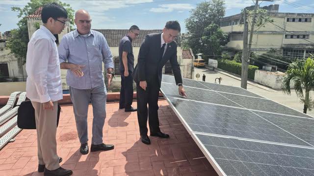 El embajador chino (primero a la derecha) constató la instalación y funcionamiento de los paneles.