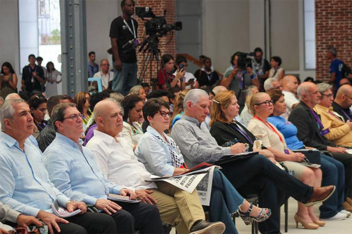 Tras reafirmar la defensa del socialismo cubano frente a las amenazas de Estados Unidos, Miguel Díaz-Canel acompañó a periodistas, intelectuales y comunicadores en el Coloquio Patria.