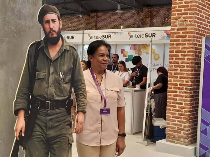 Inés María Chapman recorre el V Coloquio Internacional Patria