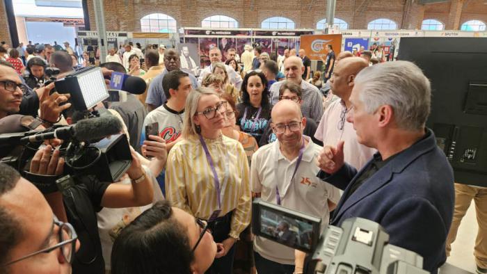 Recorre Diaz Canel stands del Coloquio Patria