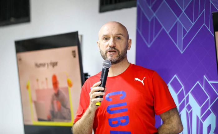 Mirko Casale, director del programa ¡Ahí les va! de la televisora internacional Russia Today