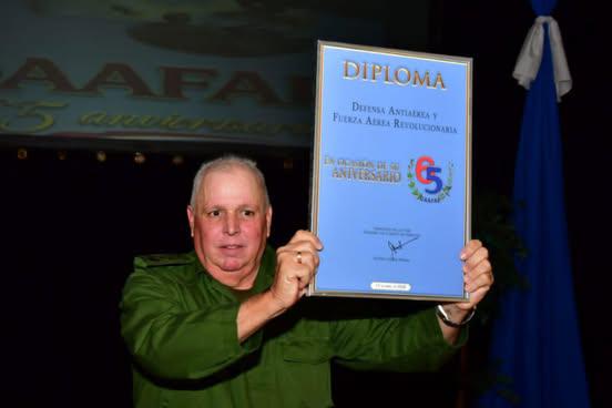 El jefe de la DAAFAR, general de Brigada Mario Rodríguez Peñaranda, recibió un diploma de reconocimiento por sus 65 años de rica hoja de servicios en defensa del cielo patrio y en las gloriosas misiones internacionalistas.