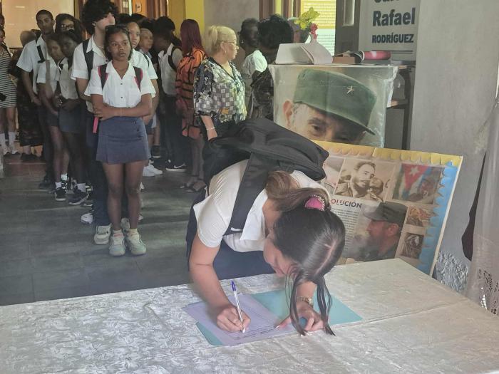 lumnos del Instituto Politécnico Carlos Rafael Rodríguez suscriben el documento Mi firma por la Patria