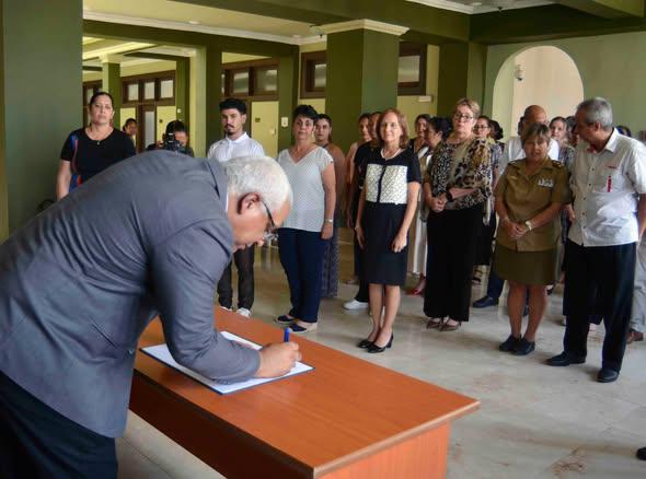 Tribunal Supremo Popular estampa sus firmas por la soberanía nacional