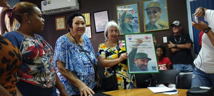 Lizete Labrador exhibe  el certificado que acredita a DCH su condición de Vanguardia Nacional,  por los resultados a lo largo del 2025.