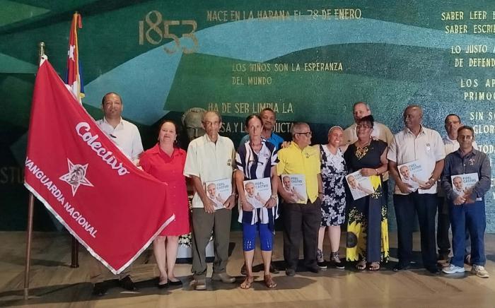 Entregan Bandera de Colectivo Vanguardia Nacional
