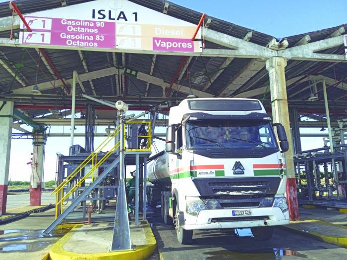 Se distribuyen 800 toneladas diarias de combustibles de las 1 600 necesarias. 