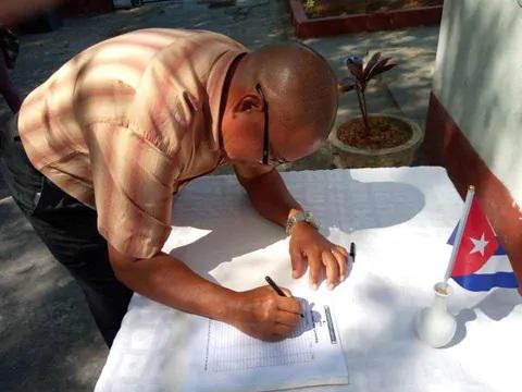 Leonardo Sanler, director de la Empresa de Supervisión e Inspección de Cargas, encabezó la rúbrica en apoyo incondicional al Movimiento «Mi firma por la Patria».