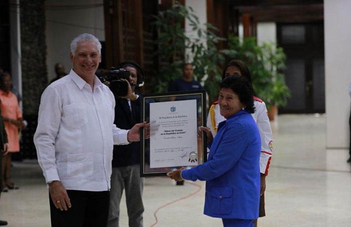 Asiste Díaz-Canel a acto de condecoraciones sindicales