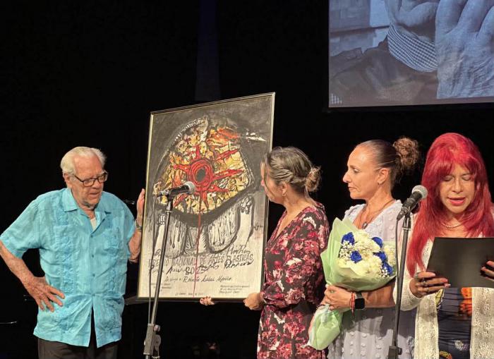 Entregan Premio Nacional de Artes Plásticas 2025 a Roberto Salas