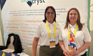 Doctoras Yaxsunaris Pérez Fumero (derecha), del Instituto de Hematología e Inmunología Dr. José Manuel Ballester Santovenia; y Odalys Orraca Castillo, de la Clínica Central Cira García.