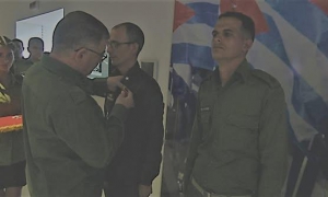 El miembro del Buro Político y Ministro del Interior, General de Cuerpo de Ejército Lázaro Alberto Álvarez Casas, presidió el acto de condecoración. 