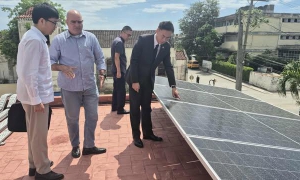 El embajador chino (primero a la derecha) constató la instalación y funcionamiento de los paneles.