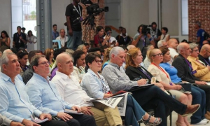 Tras reafirmar la defensa del socialismo cubano frente a las amenazas de Estados Unidos, Miguel Díaz-Canel acompañó a periodistas, intelectuales y comunicadores en el Coloquio Patria.