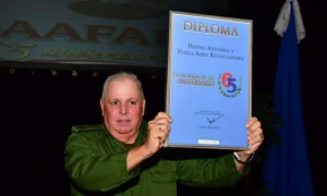El jefe de la DAAFAR, general de Brigada Mario Rodríguez Peñaranda, recibió un diploma de reconocimiento por sus 65 años de rica hoja de servicios en defensa del cielo patrio y en las gloriosas misiones internacionalistas.